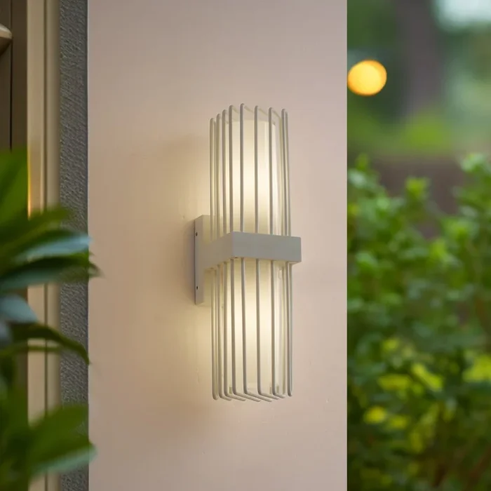 Aplique de exterior Lucande Chandan, 42 cm, blanco, metal, IP54