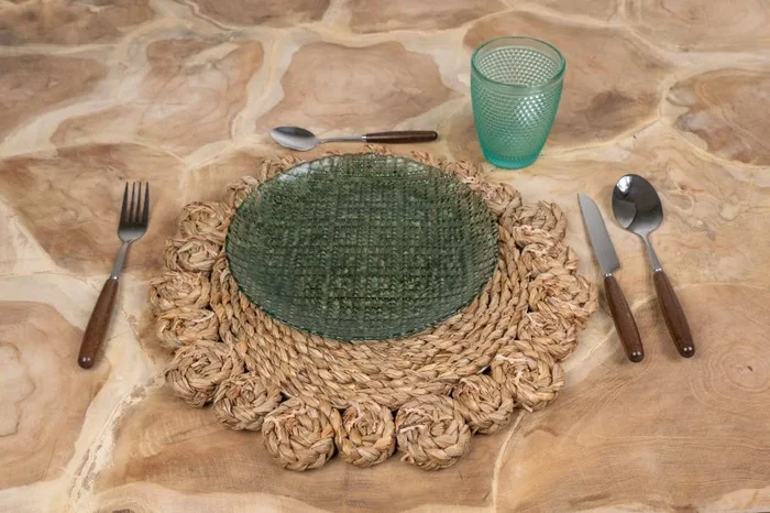 Bajo Plato Reddo. Hoja De Banana