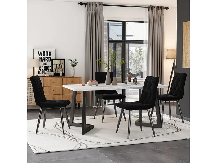 Conjunto de 4 sillas de comedor, color negro, terciopelo, con respaldo y patas de metal.