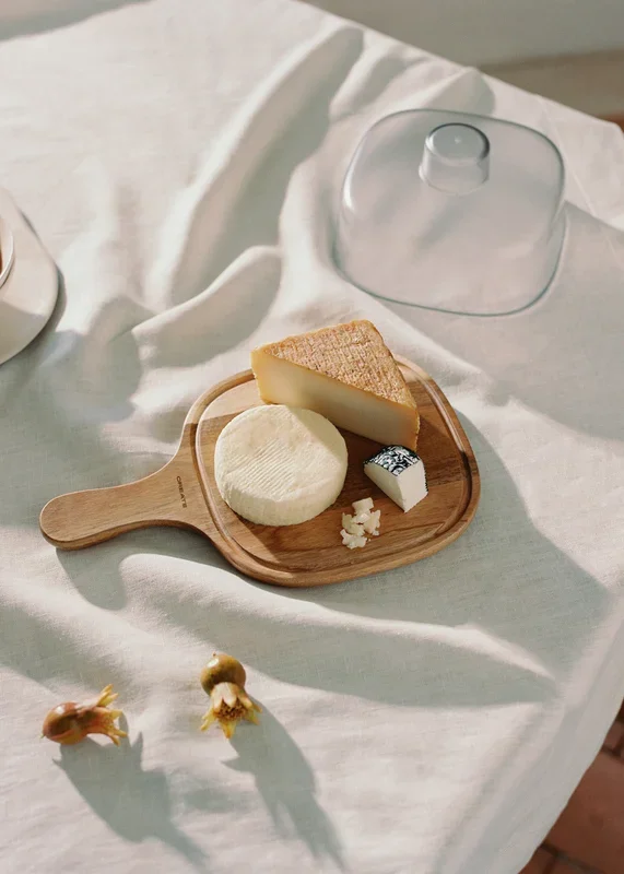 KITCHENWARE ESSENTIALS – Quesera de madera de acacia