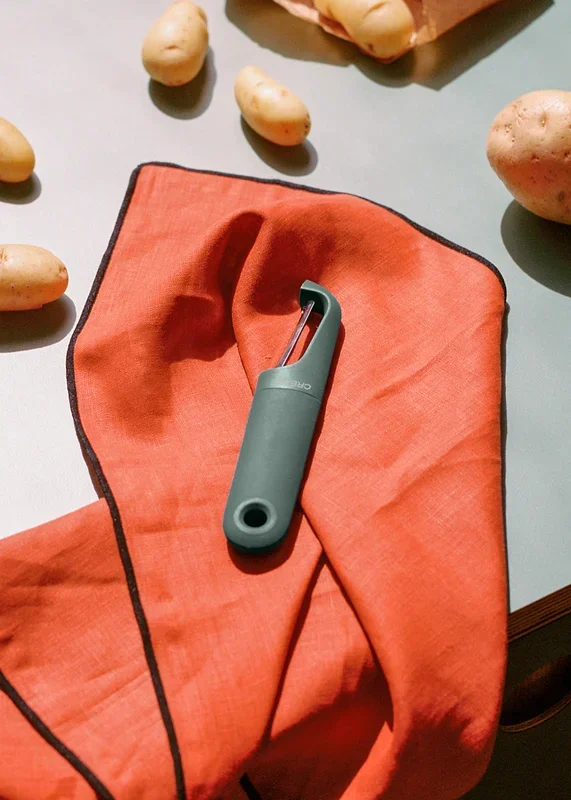 KITCHENWARE STUDIO – Pelador de fruta y verdura