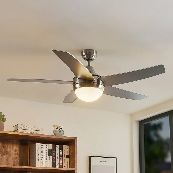 Lindby ventilador de techo con luz Auraya, silencioso, acero