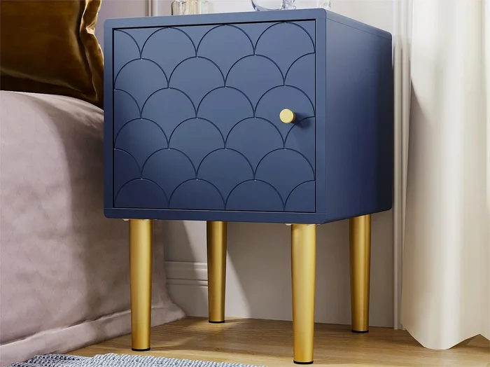 Mesita de noche – patrón de escamas de pez – patas chapadas en oro – azul oscuro