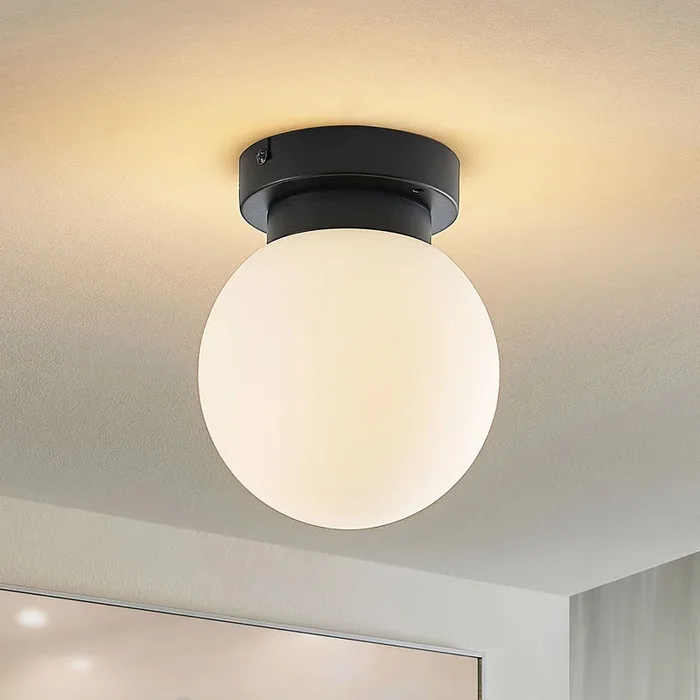 Plafón Lindby Tavino, pantalla esférica, negro