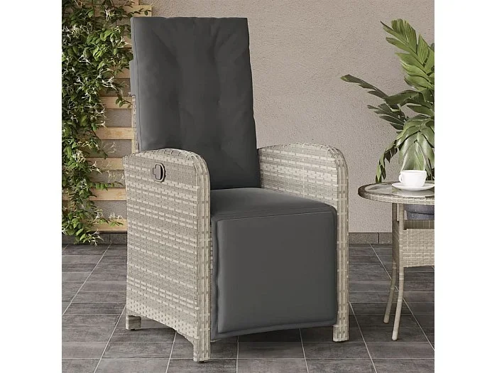 Silla de jardín reclinable con reposapiés de ratán gris claro