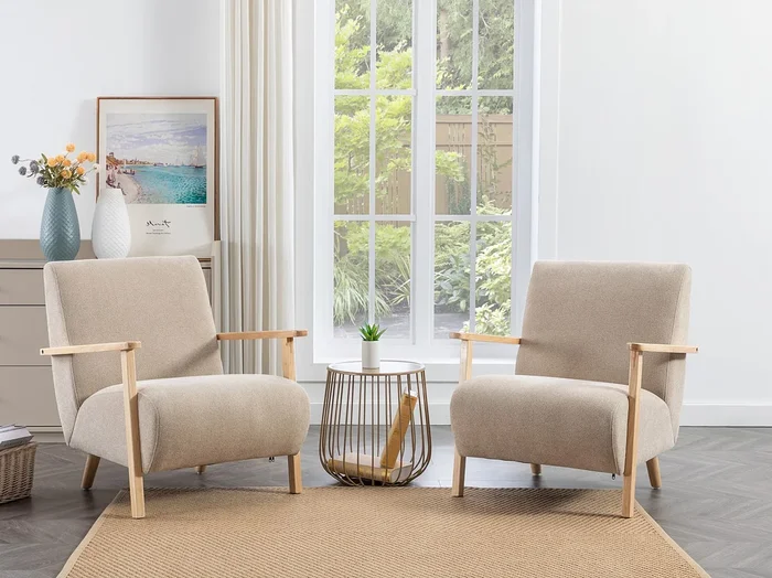 Sillón de tela beige y madera JULOMO