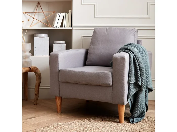 Sillón estilo escandinavo con patas de madera gris claro