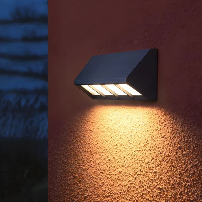 Triangular Luz de Pared LED en Negro Luminaria de Pared Metálica Simplista para Jardín